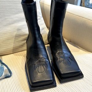 Beautiful Balmain boots excellent Condition . Only wore once.